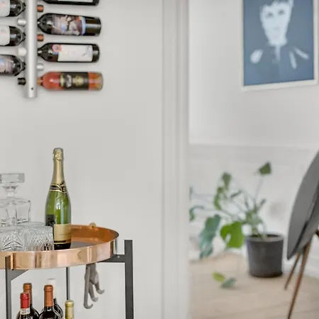 Prime Location - 2 Bed - Scandinavian Design - Spacious 105 Sqm *