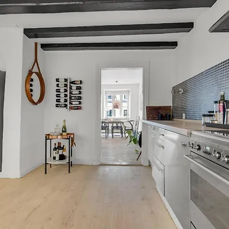 Prime Location - 2 Bed - Scandinavian Design - Spacious 105 Sqm Apartment